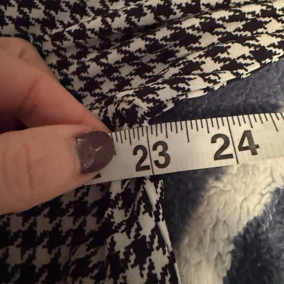 Ann Taylor 🖤🤍 houndstooth size large blouse button sleeves v neck EUC - Picture 4 of 6